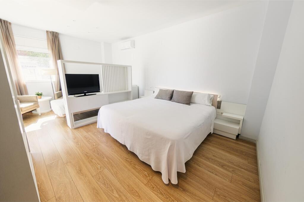 Cambrils – Triple Room with Terrace and Solarium