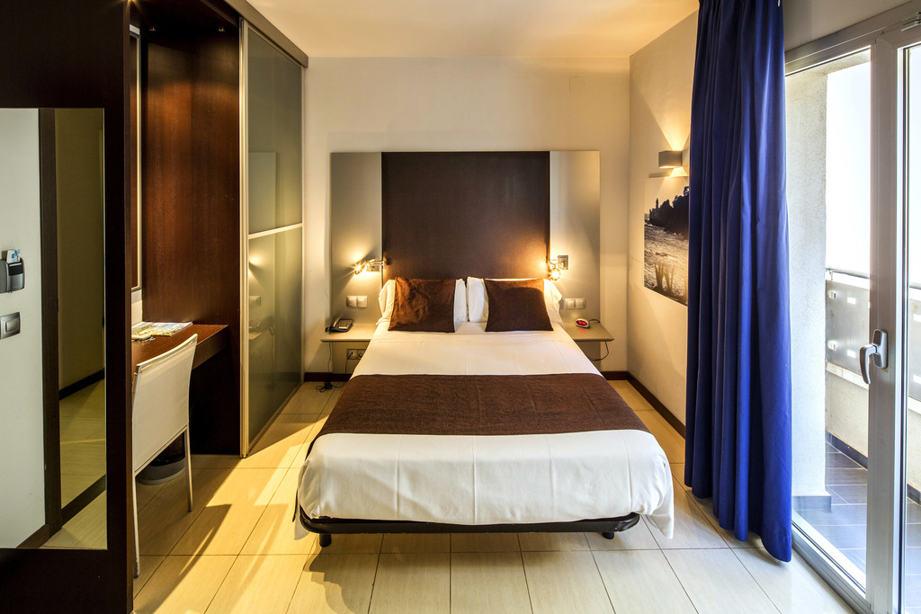 Habitación Doble con balcón y vistas parciales al mar