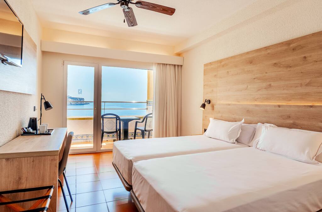 Double Deluxe Front Sea View
