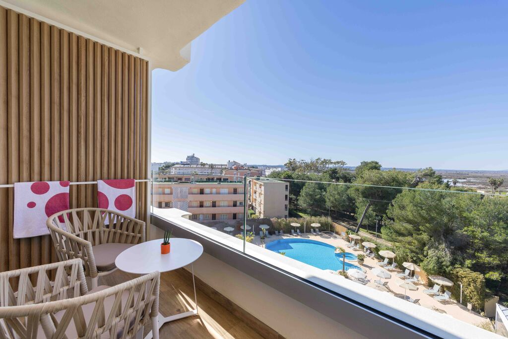 Camera doppia con balcone e vista sulla piscina