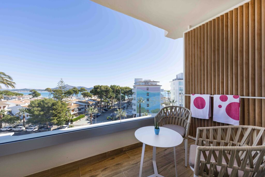 Camera doppia con balcone e vista mare