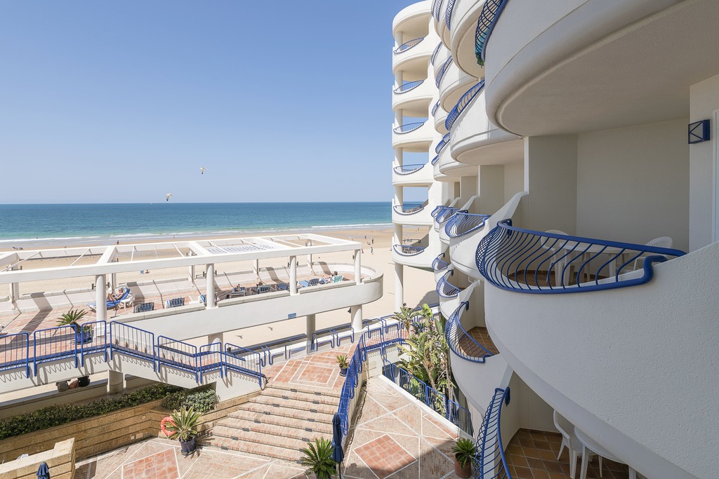 Double avec lit supplémentaire et vue frontale sur la mer et terrasse