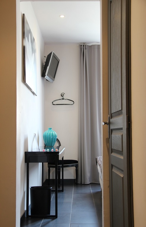 Double Comfort Room - Street Side