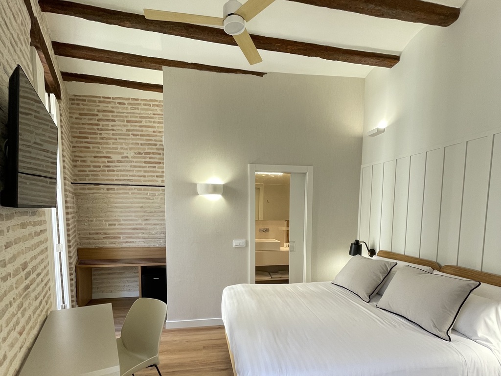 Triple Deluxe con ventana a patio Interior