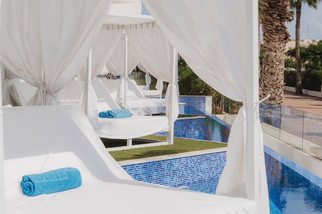 Selected Swim-Up One Bedroom Apartment Partial Sea View