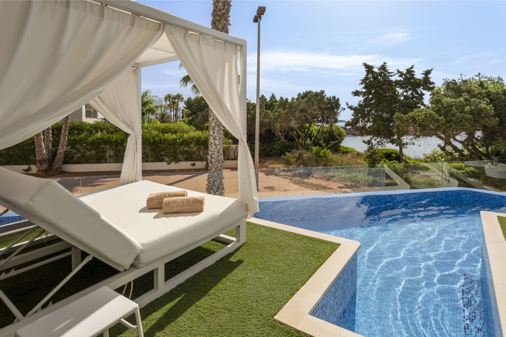 Selected Swim-Up One Bedroom Apartment Partial Sea View