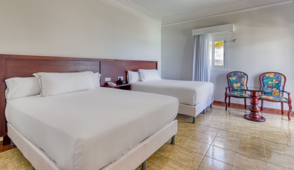 Senator Junior Suite Near Pool (Queen Size Bed)