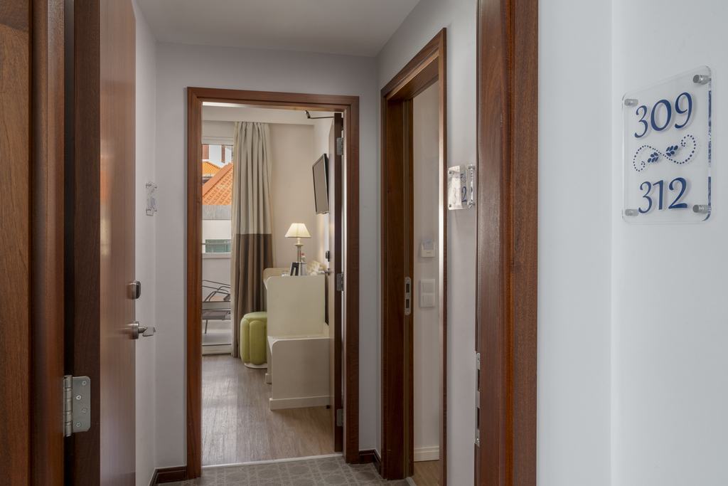 Superior Connecting Room