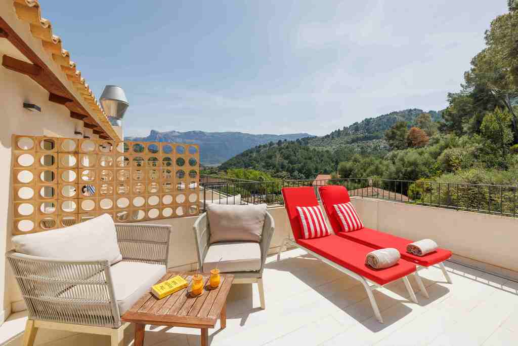 Doppelter Bergblick mit Terrasse
