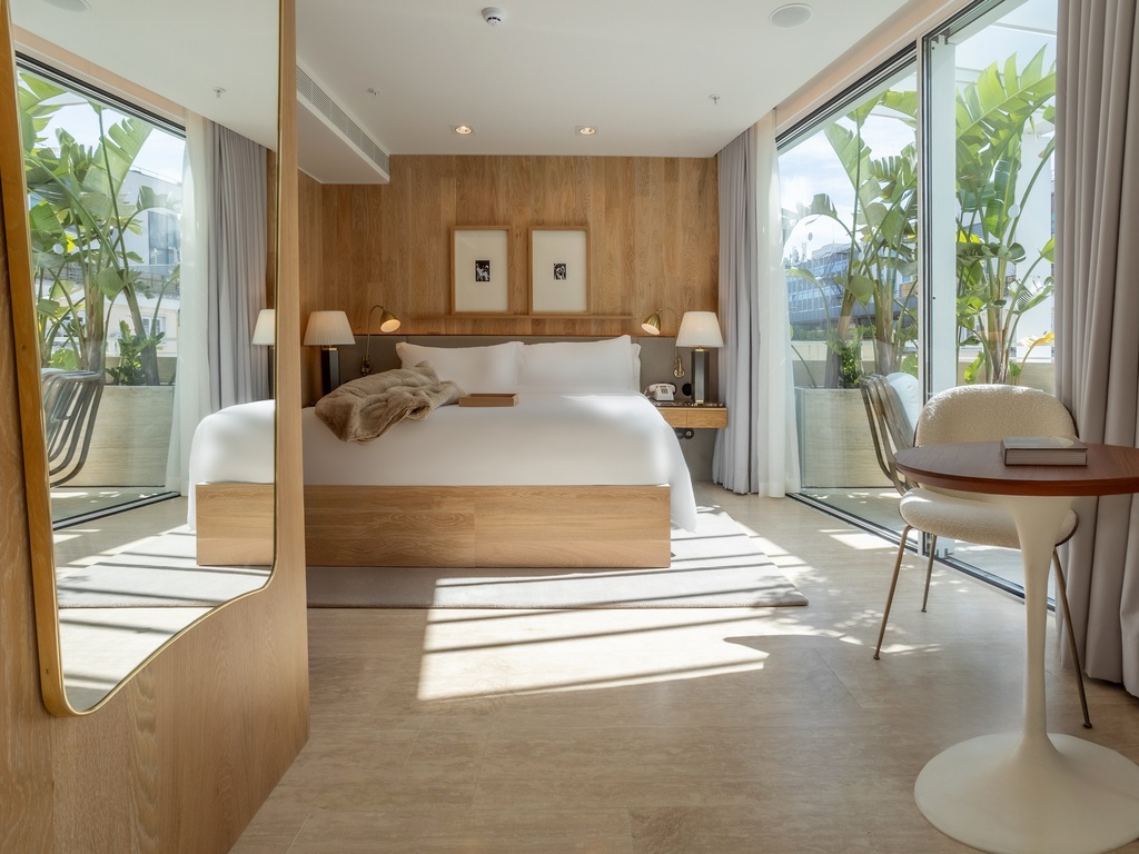 Contemporary Suite With Balcony