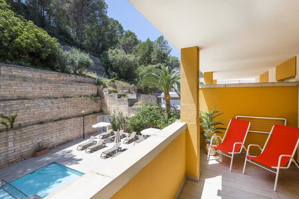 Apartamento con terraza y vista piscina