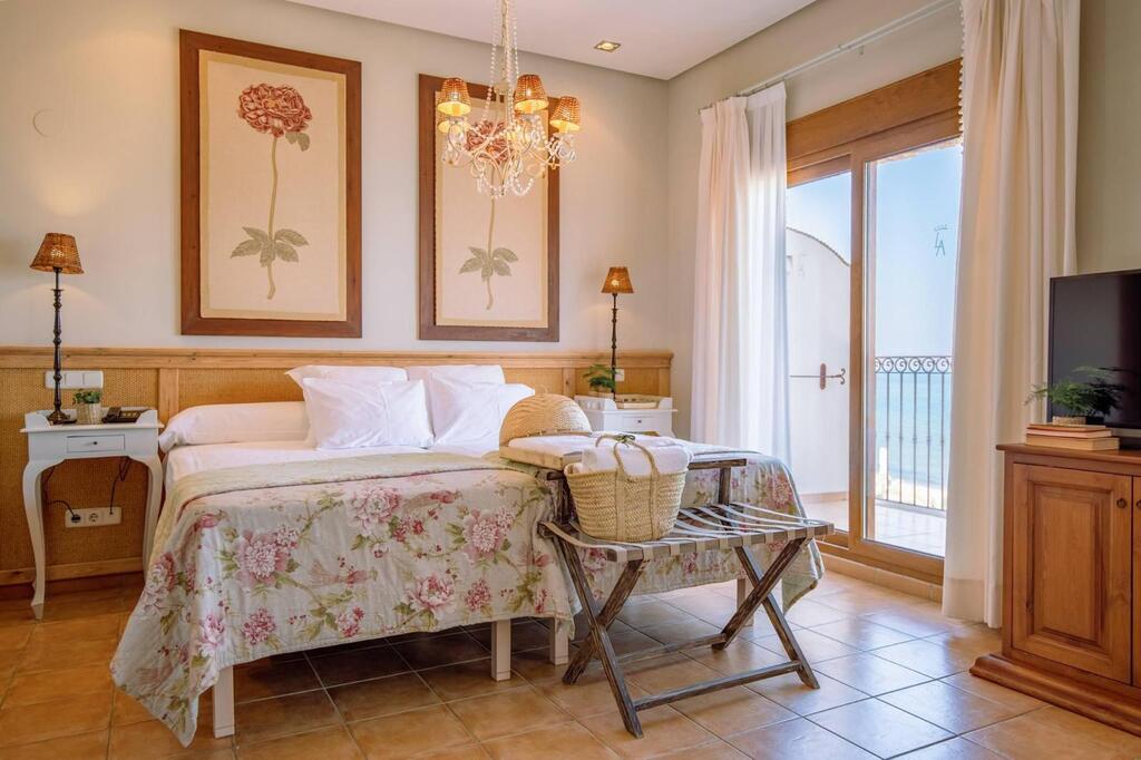 Upper penthouse with sea views