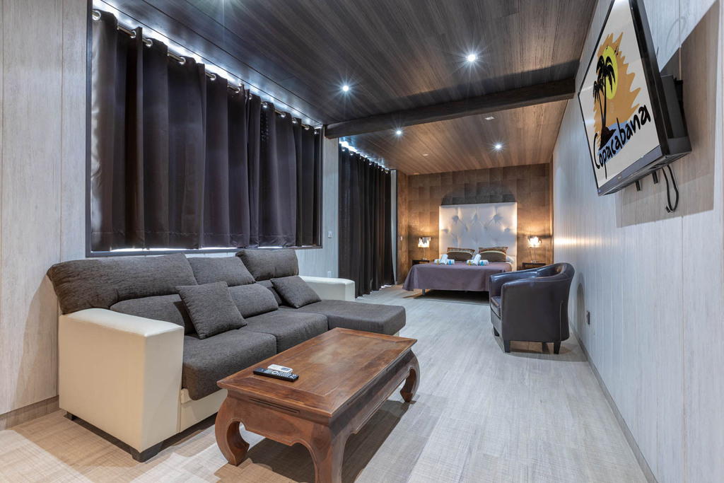 Habitación Doble Grande con Patio y Sofá