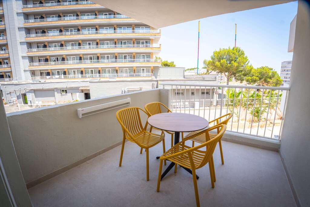 Prime Apartment with Balcony