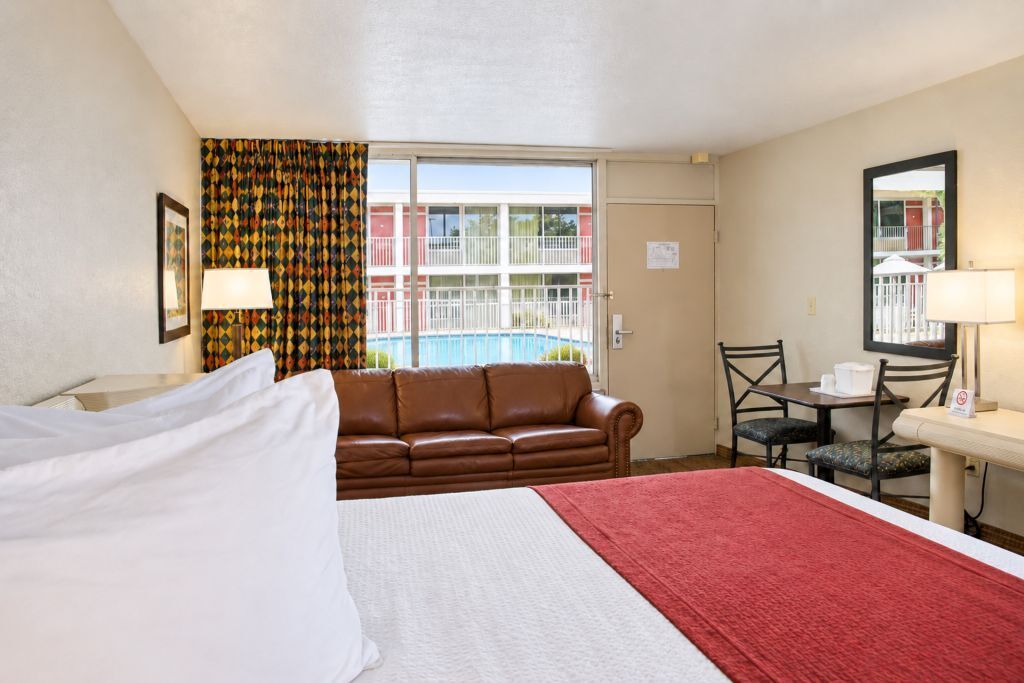 1 Standard King Room - Pool View