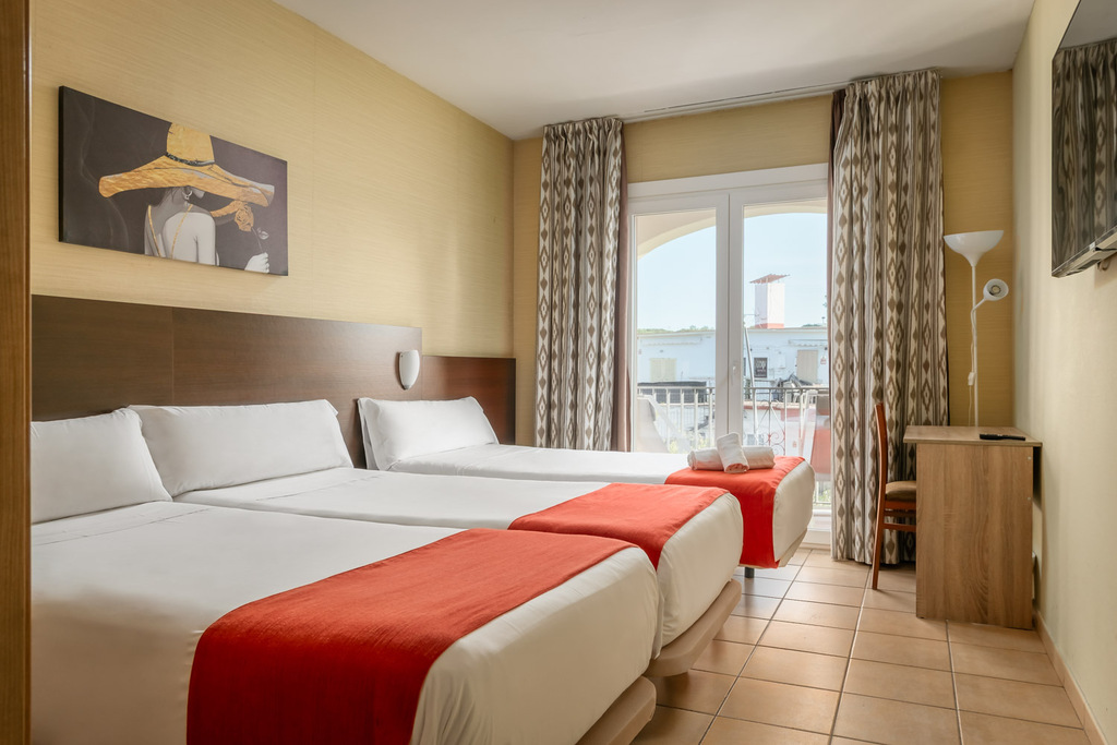 Triple 3 beds with terrace