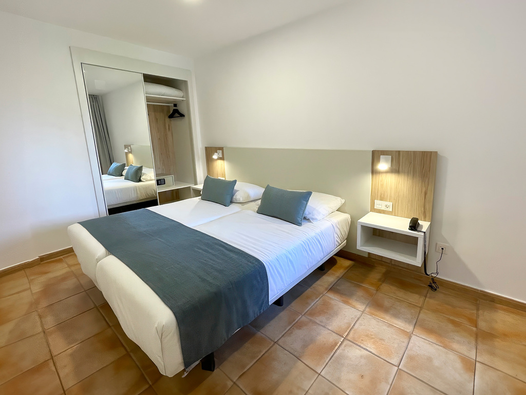 1 bedroom Apartment with large terrace family area