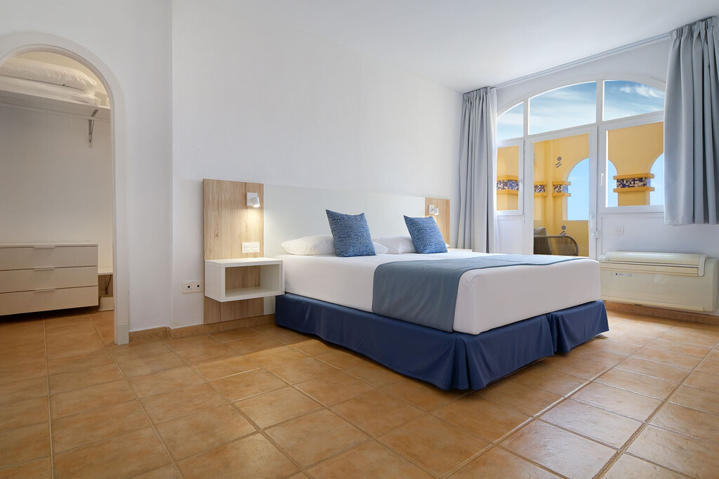 2 bedrooms Suite with large balcony and outdoor whirlpool