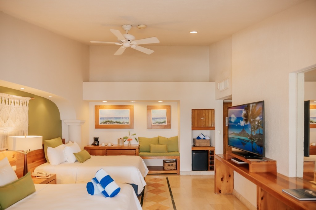 Suite 2 Queen Dolphin Bay View Balcony & Jacuzzi