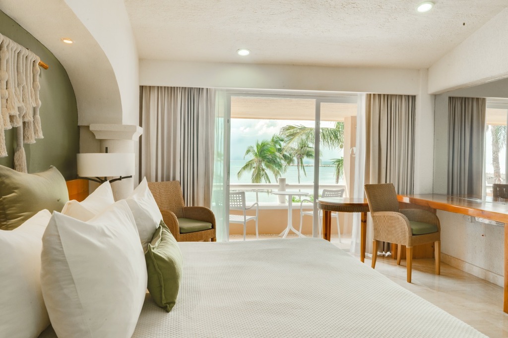 Suite King Partial Ocean View Balcony & Jacuzzi