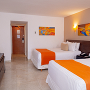 De Lujo Pool Walk Out