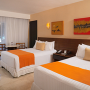 De Lujo Pool Walk Out