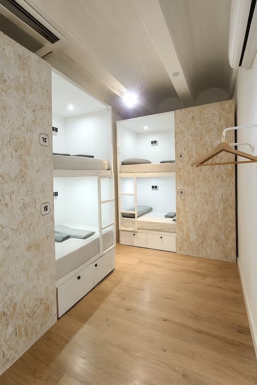 Camarote en habitación compartida mixta de 6 camarotes.