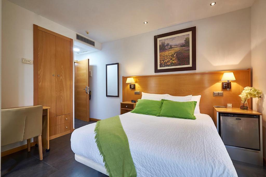 Habitación estándar cama matrimonio con balcón y vistas