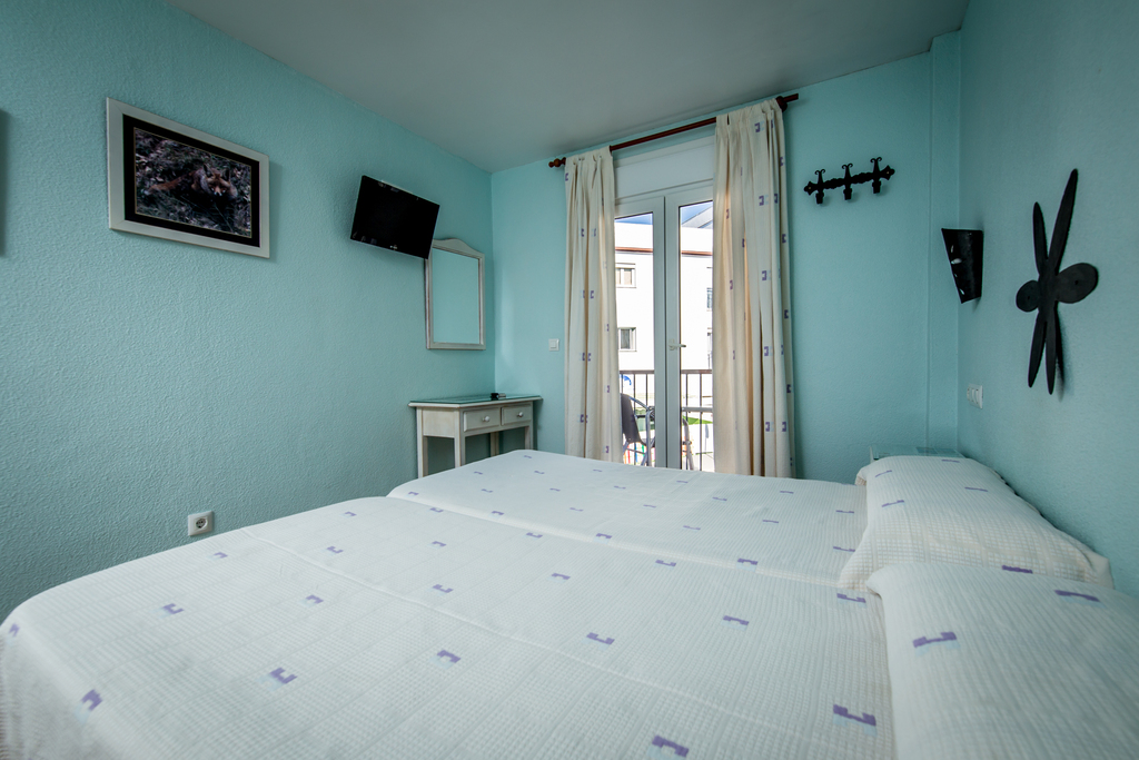 Double room with balcony (1 double bed or twin beds)