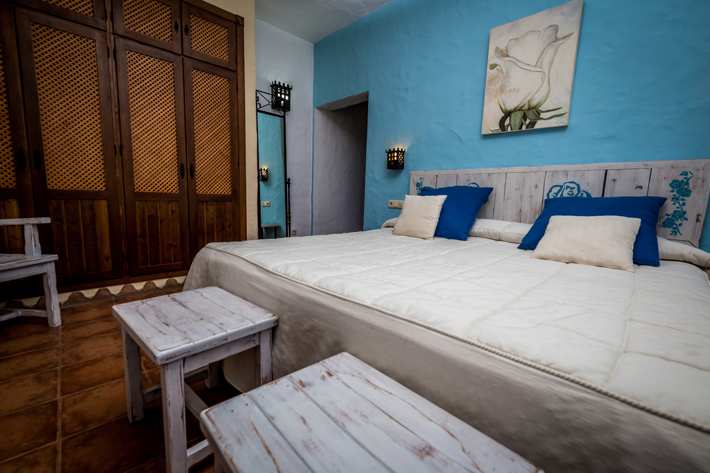 Double room (1 double bed or 2 single beds)