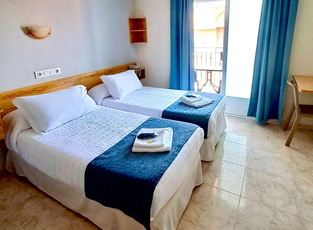 Double room + extra bed and terrace with views