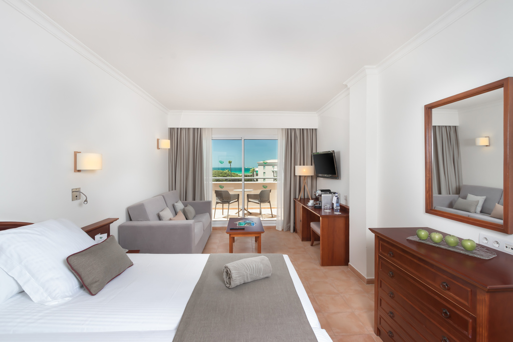 Superior room with lateral sea view