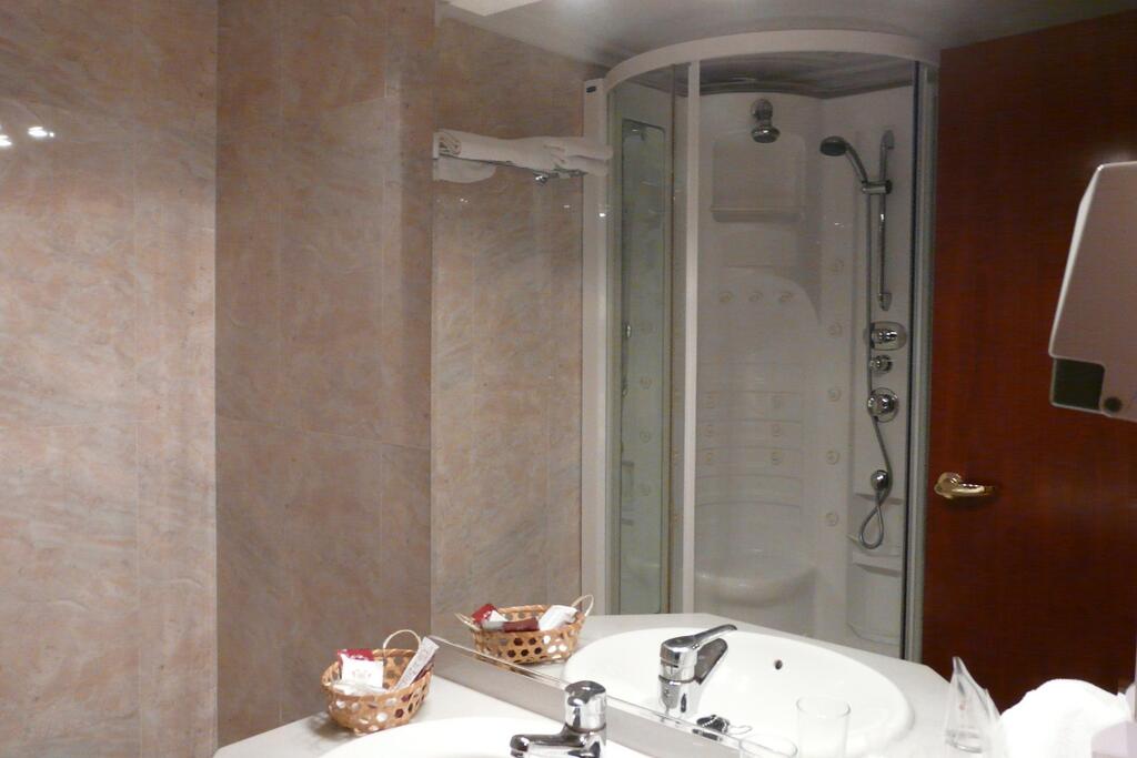 Superior Twin Room (with Whirlpool Tub)