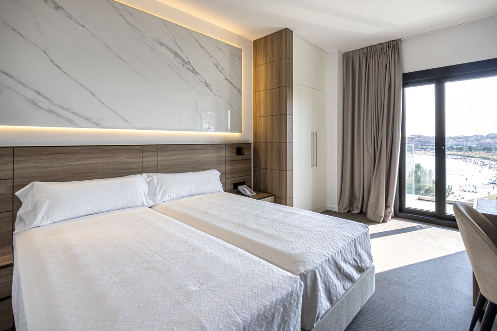 Quarto Triplo com vista para a praia de Baltar