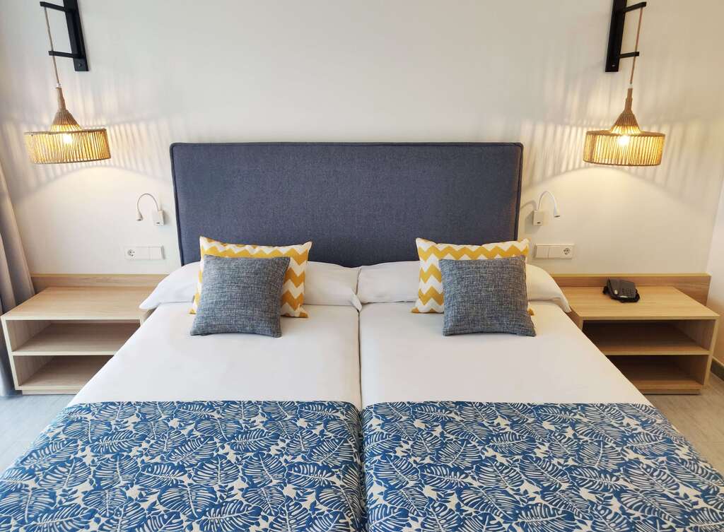 Communicating Rooms