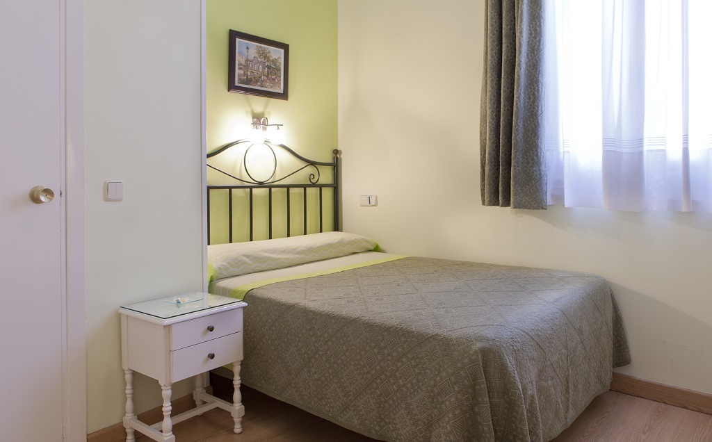 Doble pequeña: cama de matrimonio con baño privado