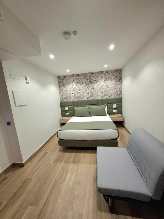 King size double room +1 sofa bed with private bathroom