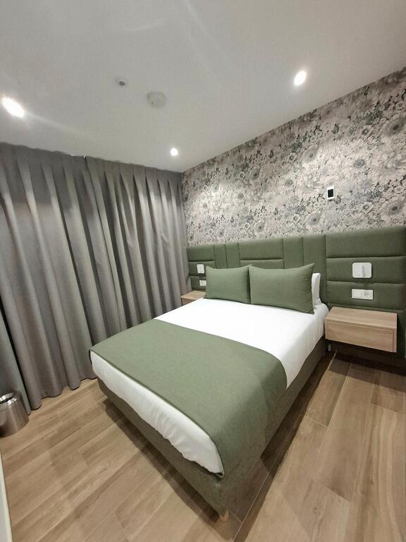 Queen size room with private bathroom