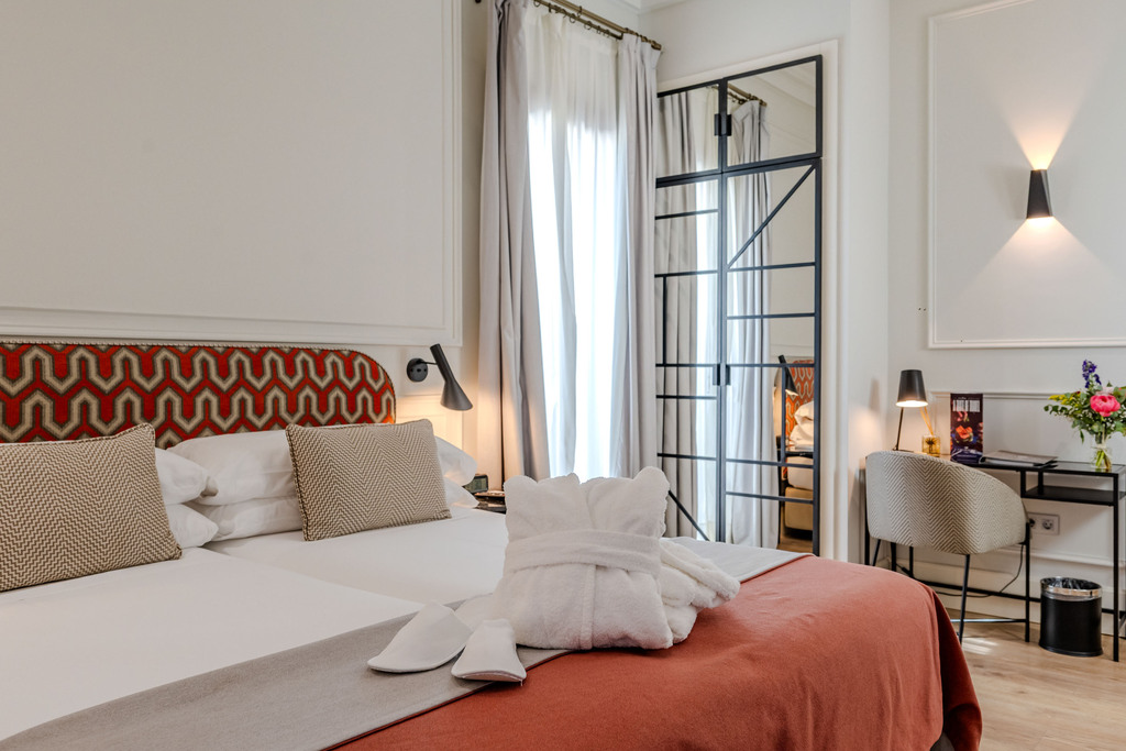Gran Deluxe with Pool Access & Private Terrace