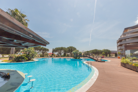 https://images.mirai.com/OFFERS%2FHOTELS%2F100377217%2F2%20set.png