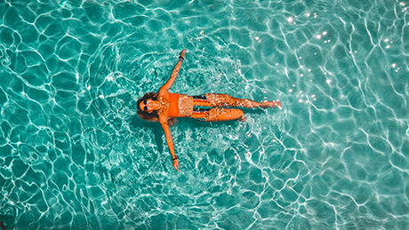 https://images.mirai.com/OFFERS%2FHOTELS%2F100378582%2FMujer_Flotando.jpg