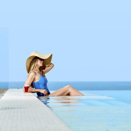 https://images.mirai.com/OFFERS%2FHOTELS%2F100379906%2F20220309%20LongivityAlvor_02_PiscinaRelax_1051RN%20%281%29%20%281%29.jpg