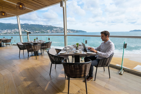 ¡Vive Amares en Royal Suite + Desayuno en cortesía!